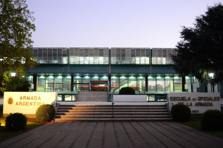 Foto_del_frente_de_la_Escuela_de_Oficiales_de_la_Armad