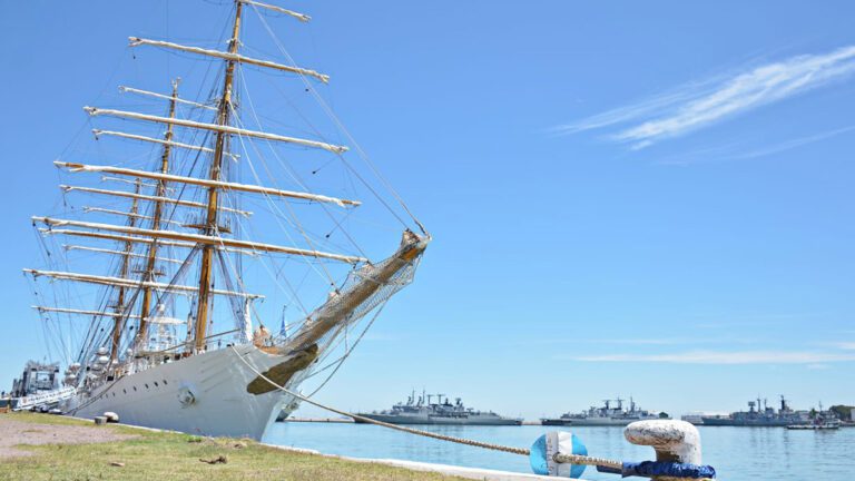 en-fotos-la-fragata-libertad-ya-amarro-en-puerto-belgrano-e-ira-a-dique-seco-aga-bahia-blanca-desktop