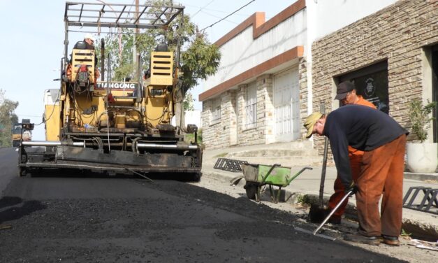 Ahora en la zona del Parque San Martín, el Municipio continúa la repavimentación de 18 cuadras