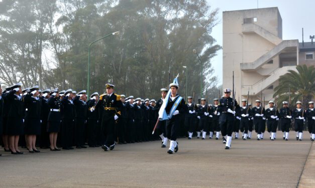 Entrega de uniformes y juramento de fidelidad a la Bandera en la Escuela de Suboficiales