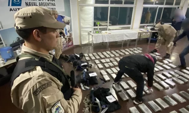 Misterio narco: una lancha abandonada y más de 170 kilos de cocaína flotando en la Ría de Bahía Blanca