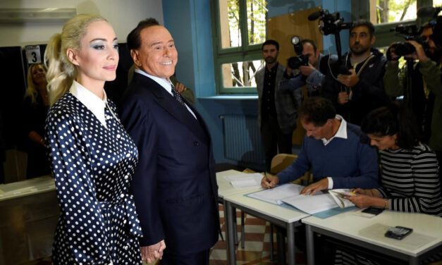 Elecciones en Italia: Berlusconi votó junto a su novia en Milán