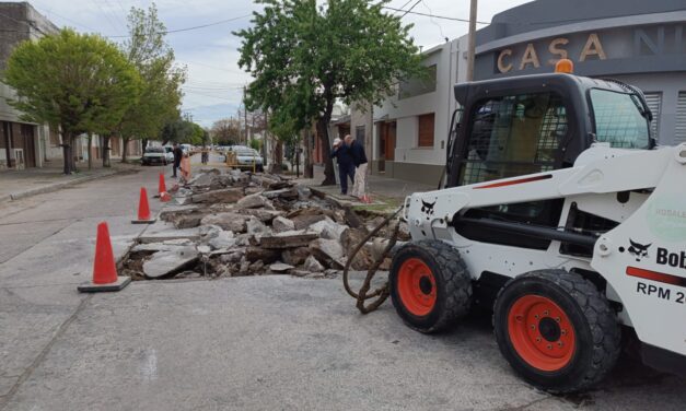 Corte de media calzada para reparación de hormigón en calle Bucardo y Urquiza