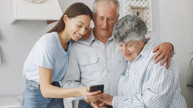 ancianos-celular-joven