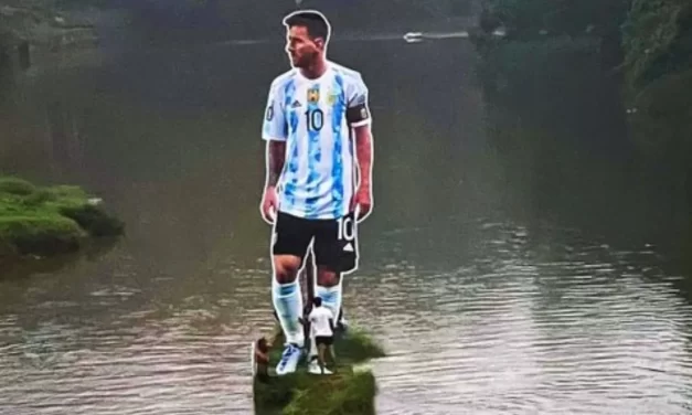 Locura por Lionel Messi en India: colocaron una gigantografía del argentino en medio de un río