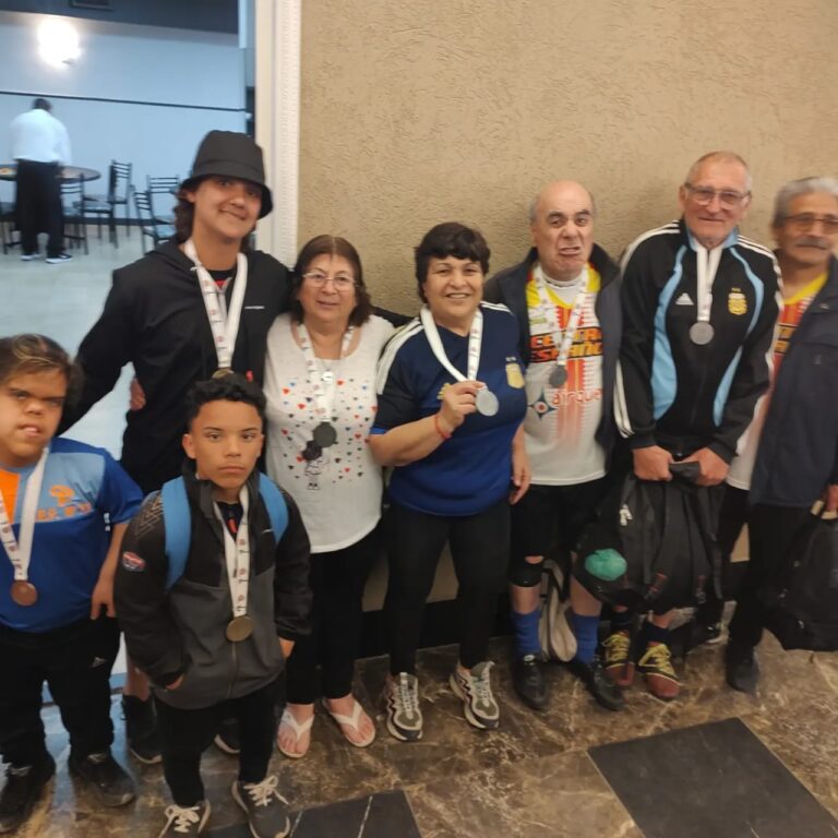 Parte de la delegación de Rosales con medallas en Bonaerenses