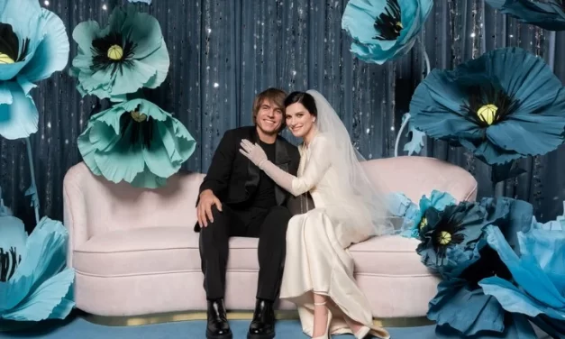Laura Pausini se casó con su guitarrista y juntos cantaron en su boda