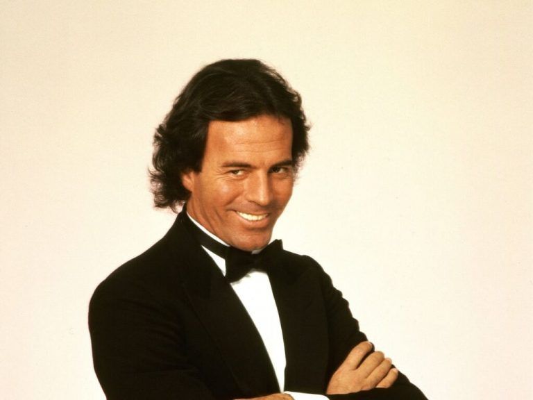 singer-julio-iglesias-poses-for-a-portrait-circa-1983-in-news-photo-1663845243-1024x768