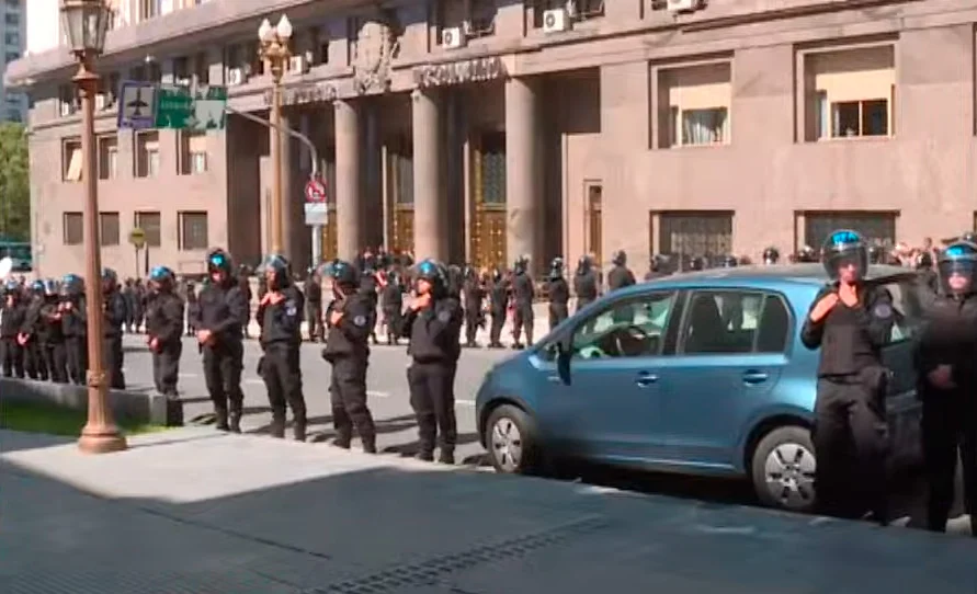 Mecon-policia-marcha-ATE-05.04.2024-captura-TV