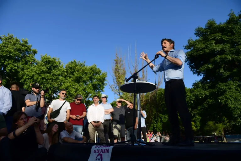 mateada-axel-kicillof-plaza-malvinas-19jpg