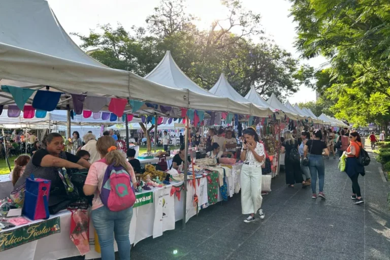 Feria plaza sarmiento.jpg