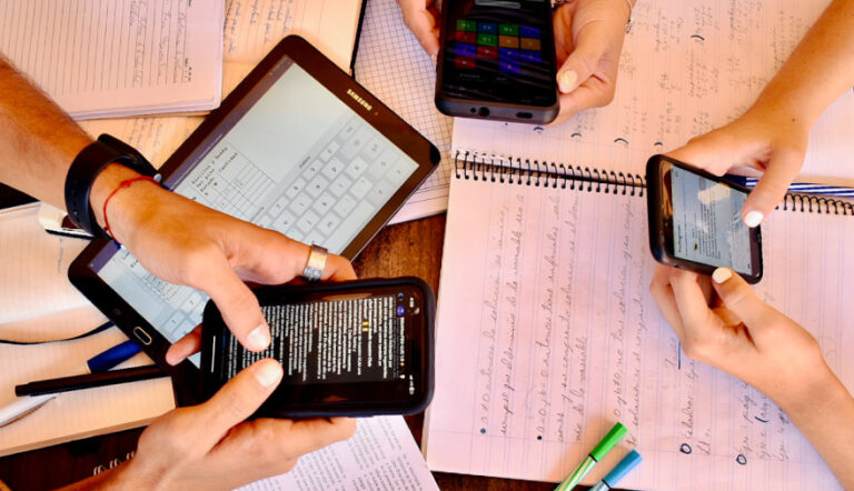 20251217142108_celulares-estudiantes