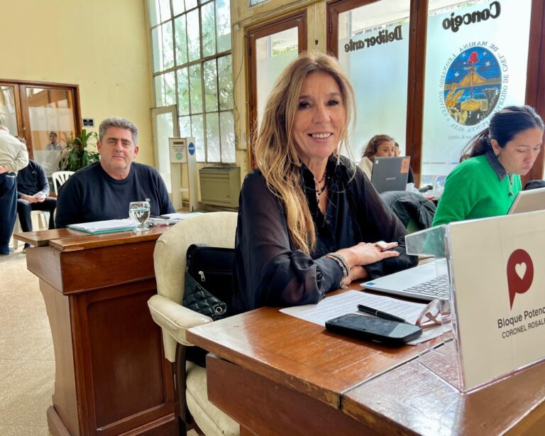 Carlos y Andrea en la banca