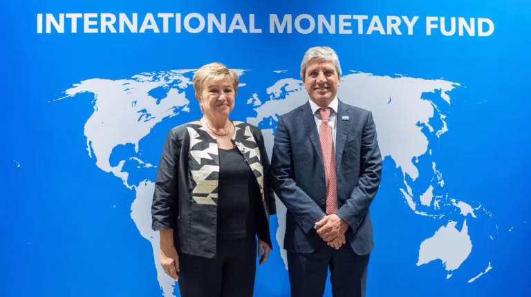 la-jefa-del-fmi-kristalina-georgieva-y-el-ministro-luis-caputo-foto-x-luiscaputoar-5QP437YF25H4DCJWT7IIOWFMBU